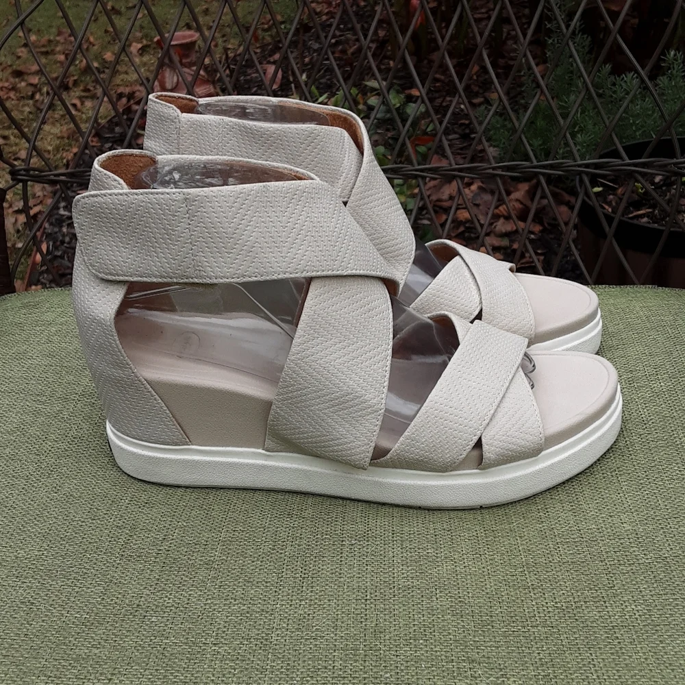 Dr. Scholl's Skips Platform Sandal.